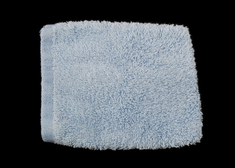 A blue cotton washcloth that's sewn into a pocket insert. So a hand goes inside the cloth, making a full grip unnecessary.